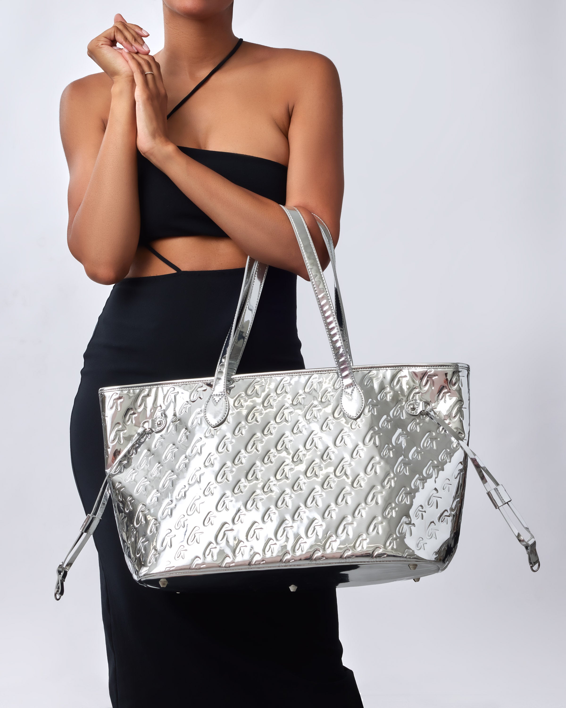 Chic Metallic Purses: Glam Up Your Look with These Stylish Bags