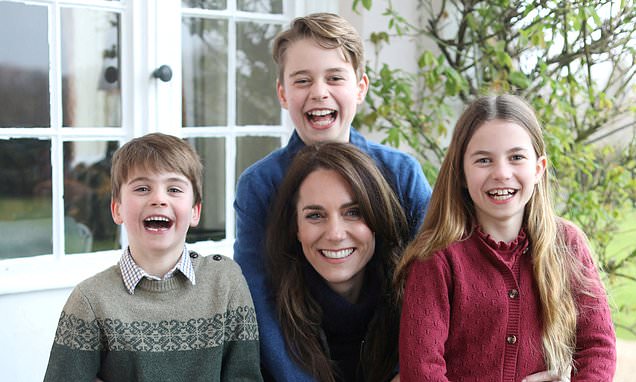 kate middleton mothers day photo: Fans spot issues with the new picture.