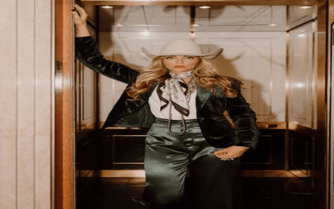 Stylish Cowboy Outfits for Women: Where to Buy Them?