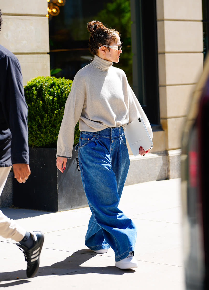 Jennifer Lopezs White K-Swiss Platform Sneakers: A Must-Have for Your Wardrobe (Find Out Why These Shoes Are a Celebrity Favorite Now)