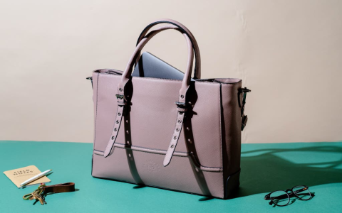 Red Shoulder Bag Designer Reviews and Recommendations from Fashion Experts and Bloggers