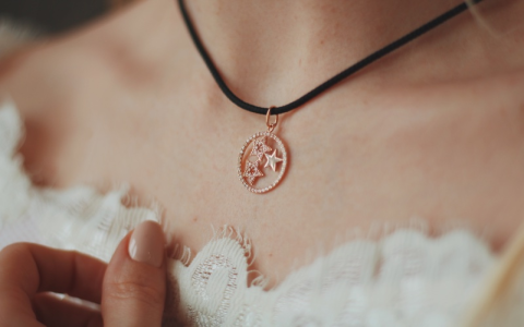 What is womens 70s jewelry? Here are the popular types that people like in 70s!