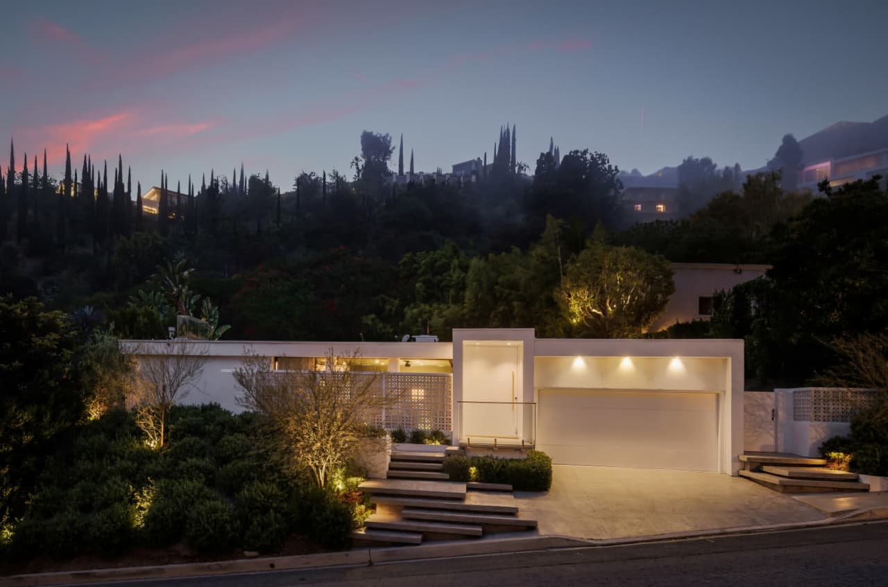 Living Large: A Look at Matthew Perrys Hollywood Hills House (And How Much It Cost)