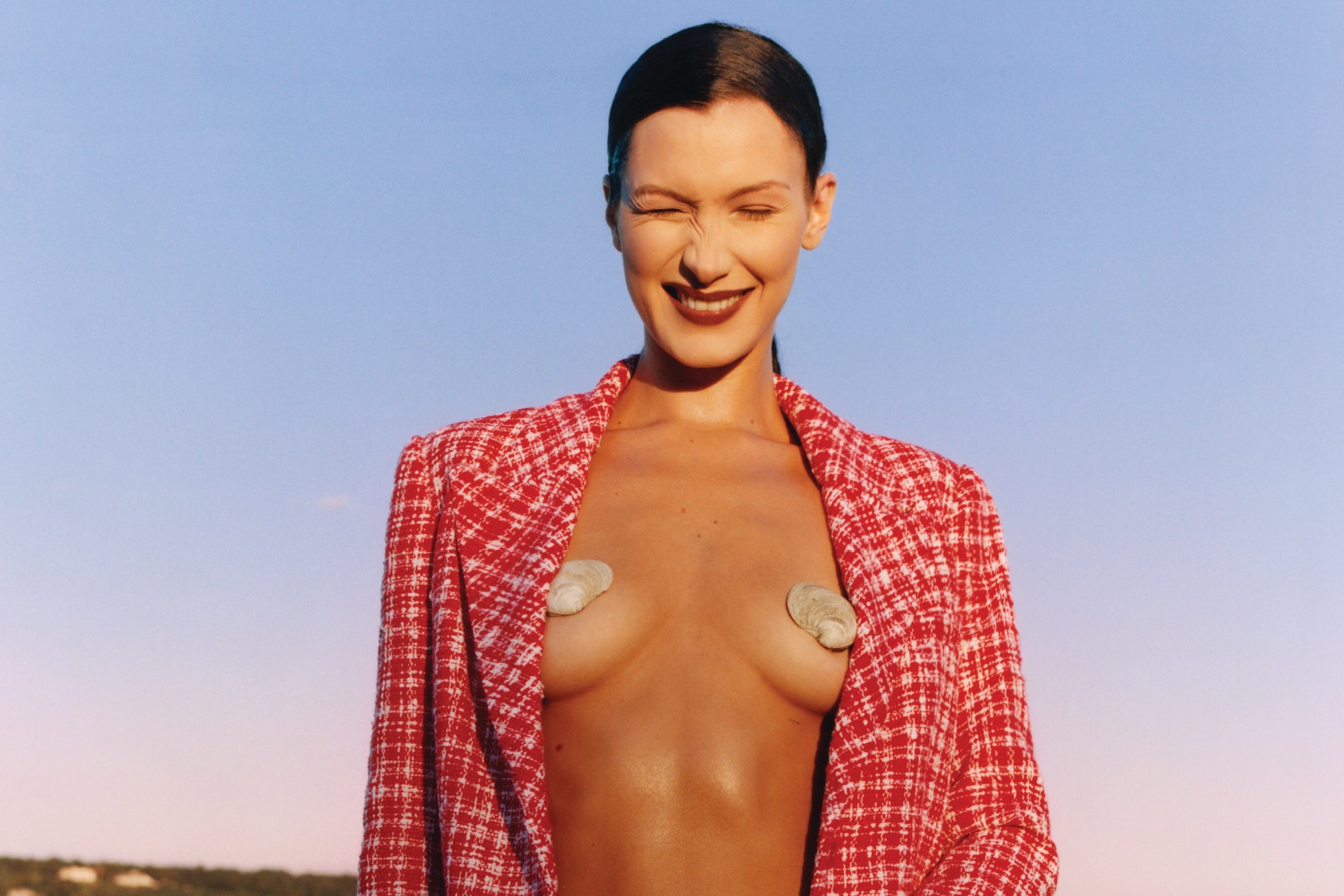Check Out These Naked Bella Hadid Pictures and the Full Story