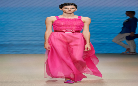 Giorgio Armani Runway Review: Discover Key Trends & Must-Have Pieces.