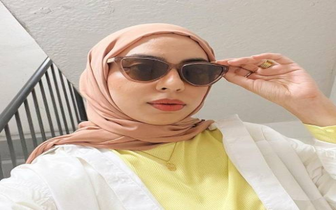 Which 90s sunglasses women should you buy? Check out these totally popular vintage styles everyone loves.