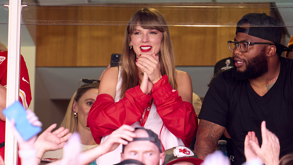 Taylor Swift Cheers for Kansas City Chiefs: Is Travis Kelce the Reason? (Fan Reactions Inside)