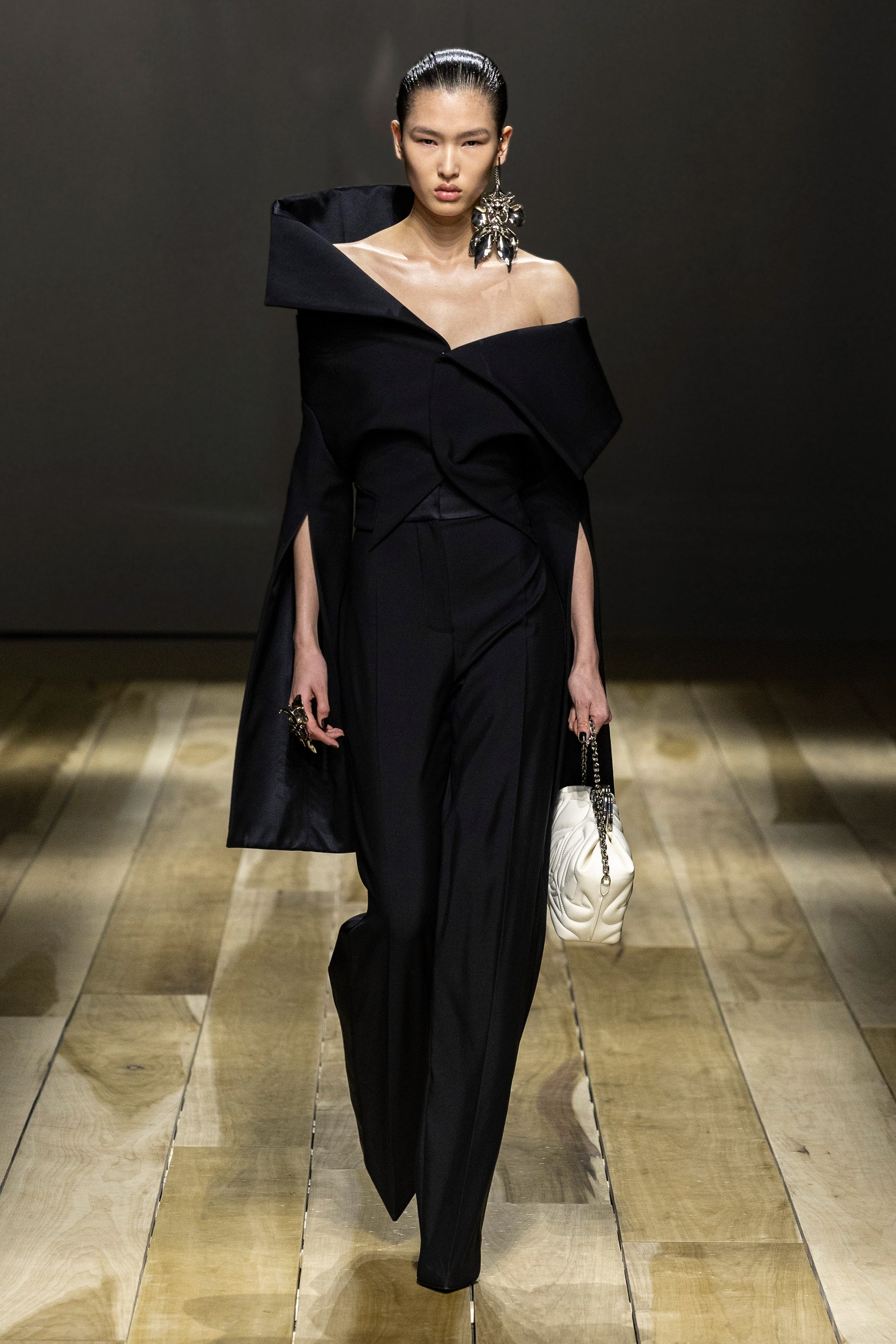 Alexander McQueen Show in Paris: The Best Looks and big Trend Report.