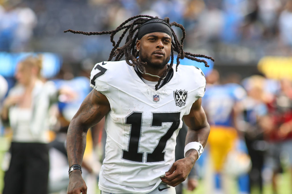 Want to see the most hot football players according to fans? Find out who tops the popularity polls.