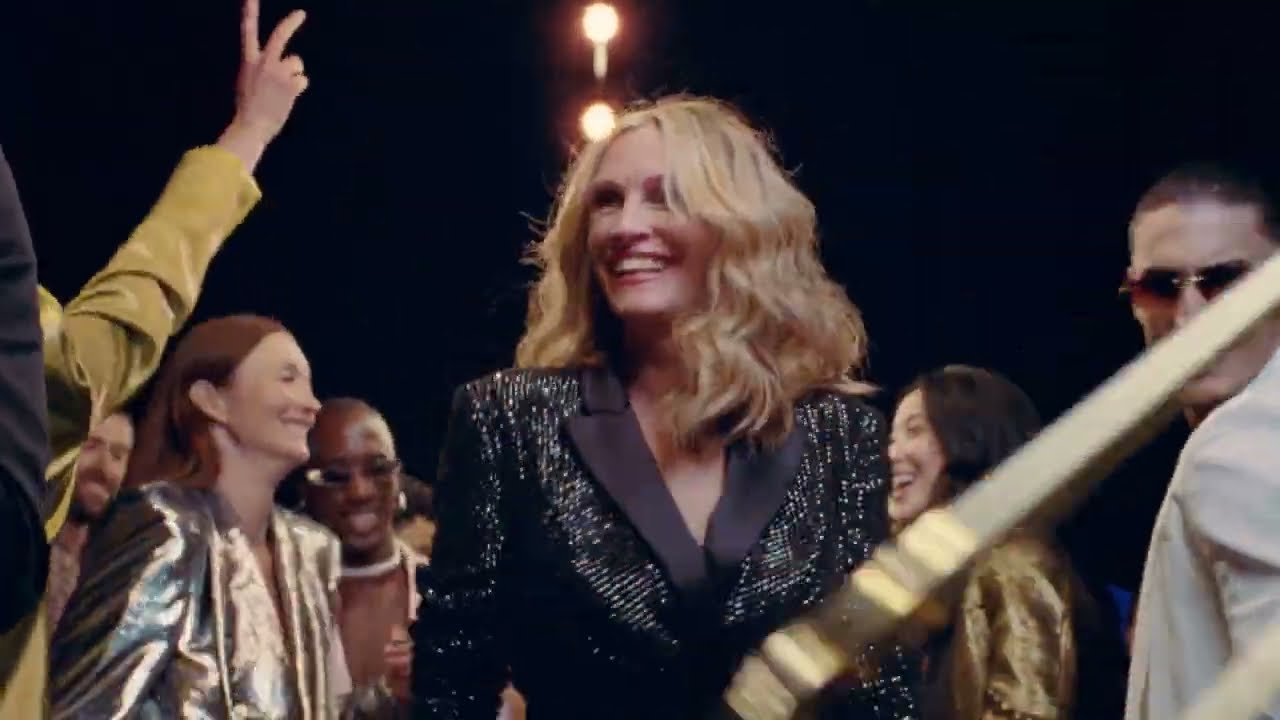Want to Smell Like a Star? All about Julia Roberts Fragrance Right Here!