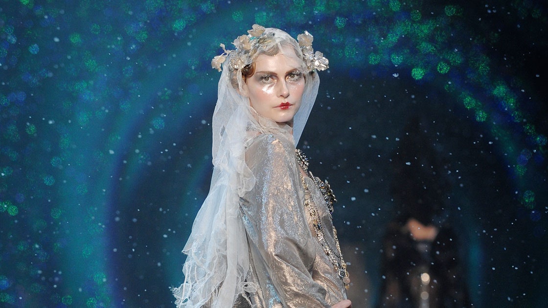 Relive John Gallianos Fall 2009 Collection. Amazing Looks you have to see.