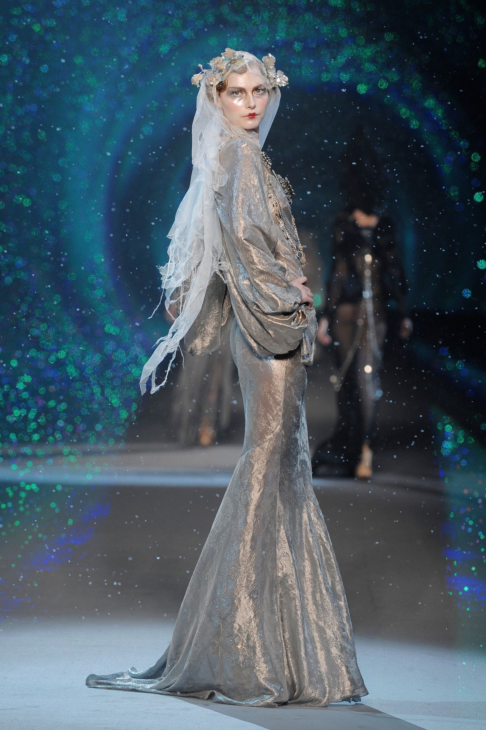 Relive John Gallianos Fall 2009 Collection. Amazing Looks you have to see.