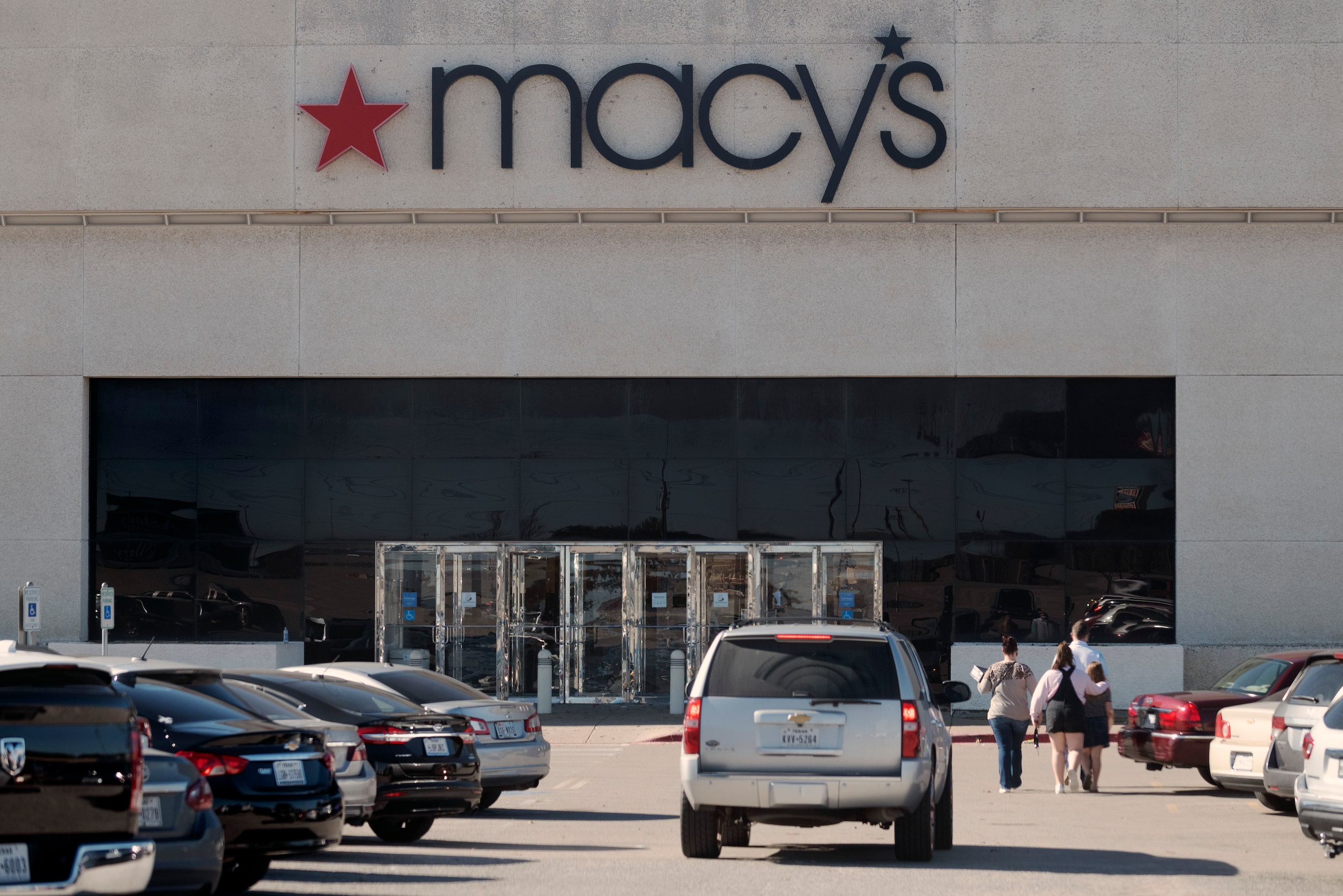 Customer Reviews Exposed: What are Disadvantages of Macys in Recent Years?