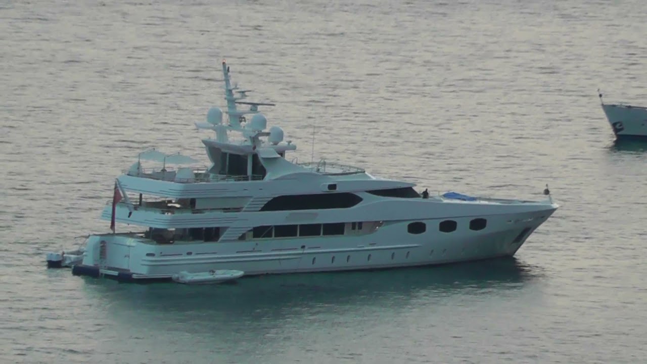 Living Large: Kendall Jenners $5 Million Yacht Club Kernell.