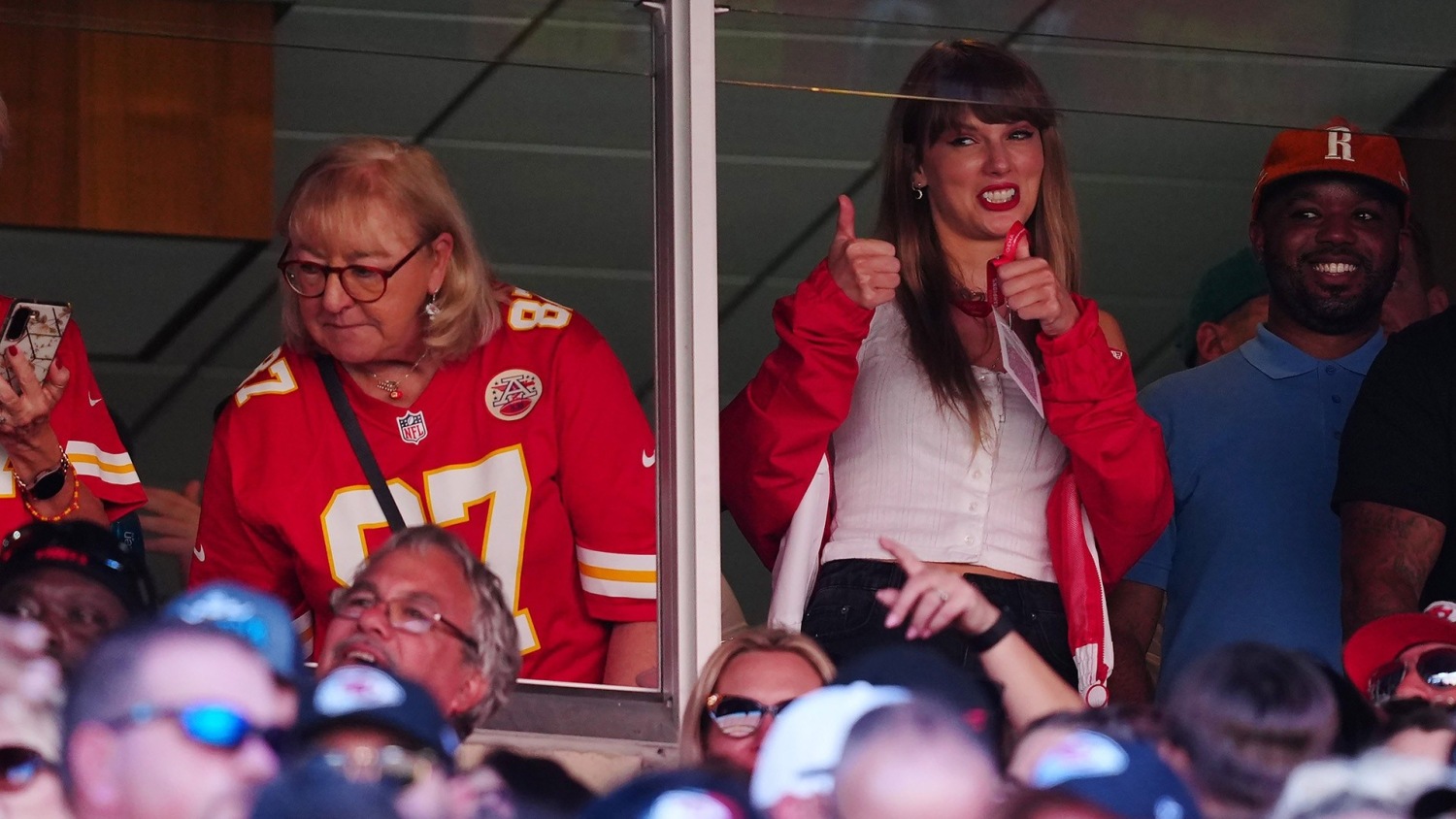 Taylor Swift Cheers for Kansas City Chiefs: Is Travis Kelce the Reason? (Fan Reactions Inside)