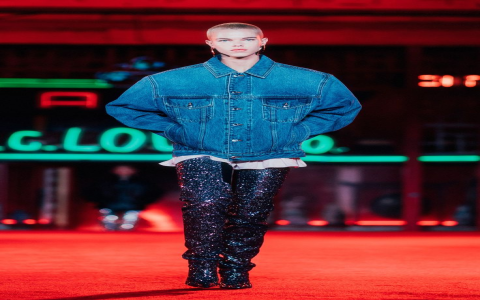 Alexander Wang Fashion Show: Check Out the Amazing Designs, Front Row.
