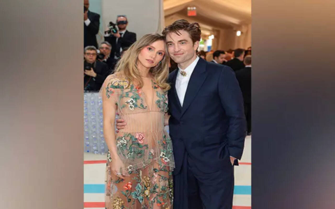 Suki Waterhouse Feet Size & More: All About Her Foot Details!