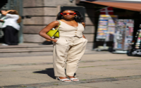 How should you style blue jean capris? Get these simple outfit ideas for a really cool look.
