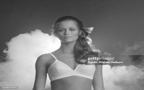 Lauren Hutton Pics Then & Now: A timeless beauty evolution