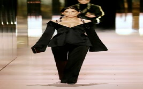 Want all the fendi fall 2024 details? Get the inside scoop on Kim Jones latest Milan fashion designs.