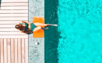 How to look amazing in a ja lo bikini? Simple style tips to copy her iconic beach look!