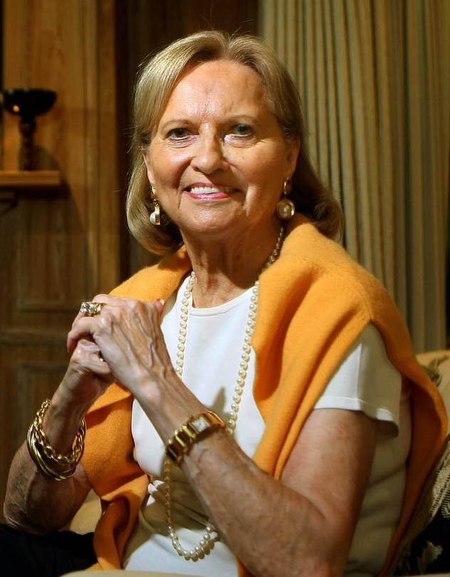 Rena Rowan Fashion: Exploring Her Iconic Style and Designs