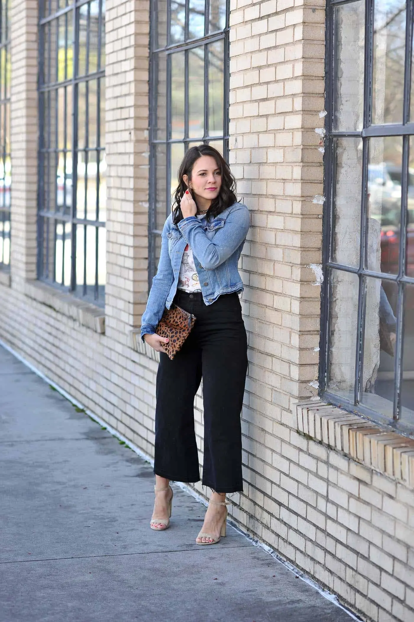 How should you style blue jean capris? Get these simple outfit ideas for a really cool look.