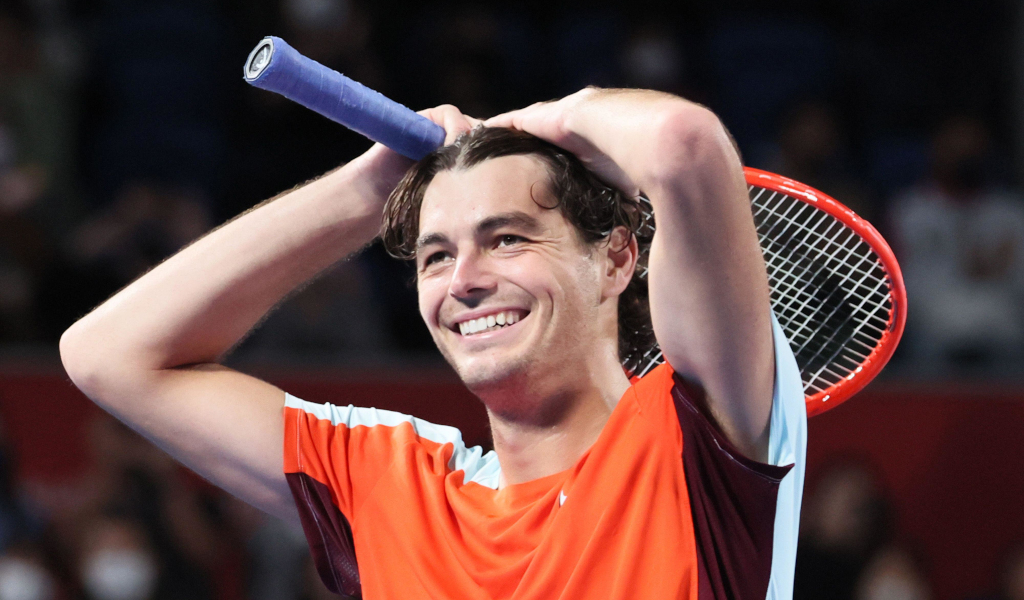 What brand is the Taylor Fritz headband? Learn about the specific gear the tennis star prefers using.