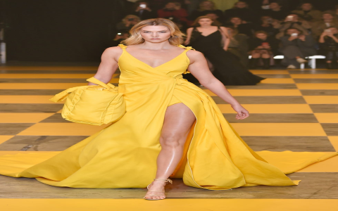Whats the signature look for Versace models? Find out what makes them iconic.