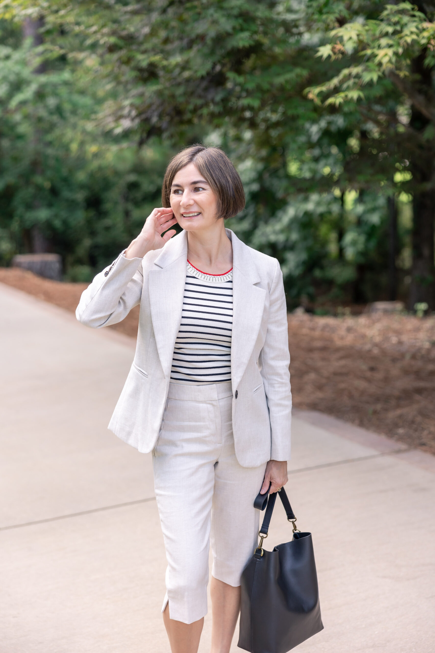 How to style womens capris white? Try these easy outfit ideas for a fresh summer look.