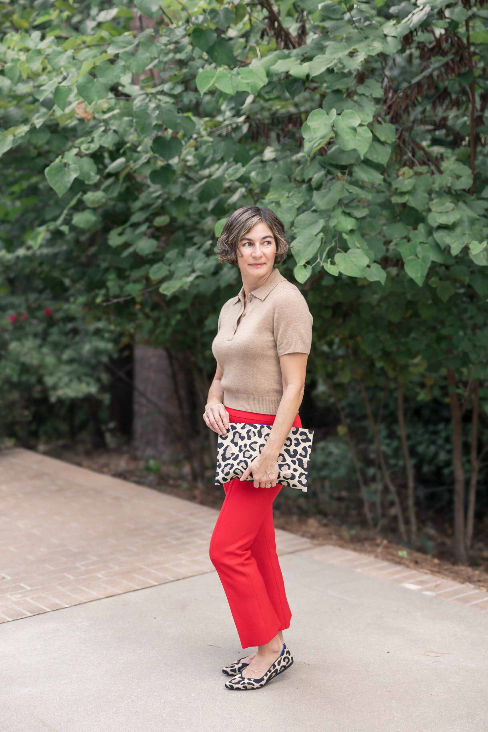 What clothes match well with red leopard print? (Simple outfit ideas you can try today)