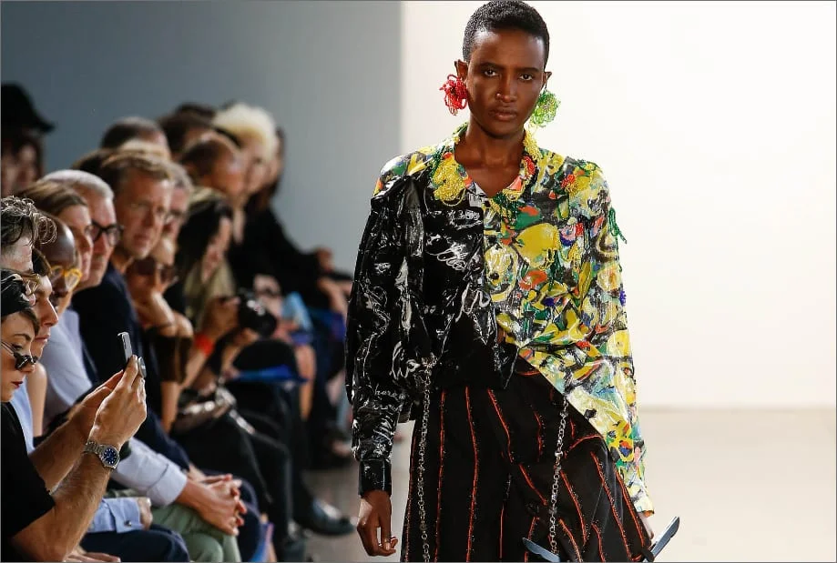 Whats the signature look for Versace models? Find out what makes them iconic.