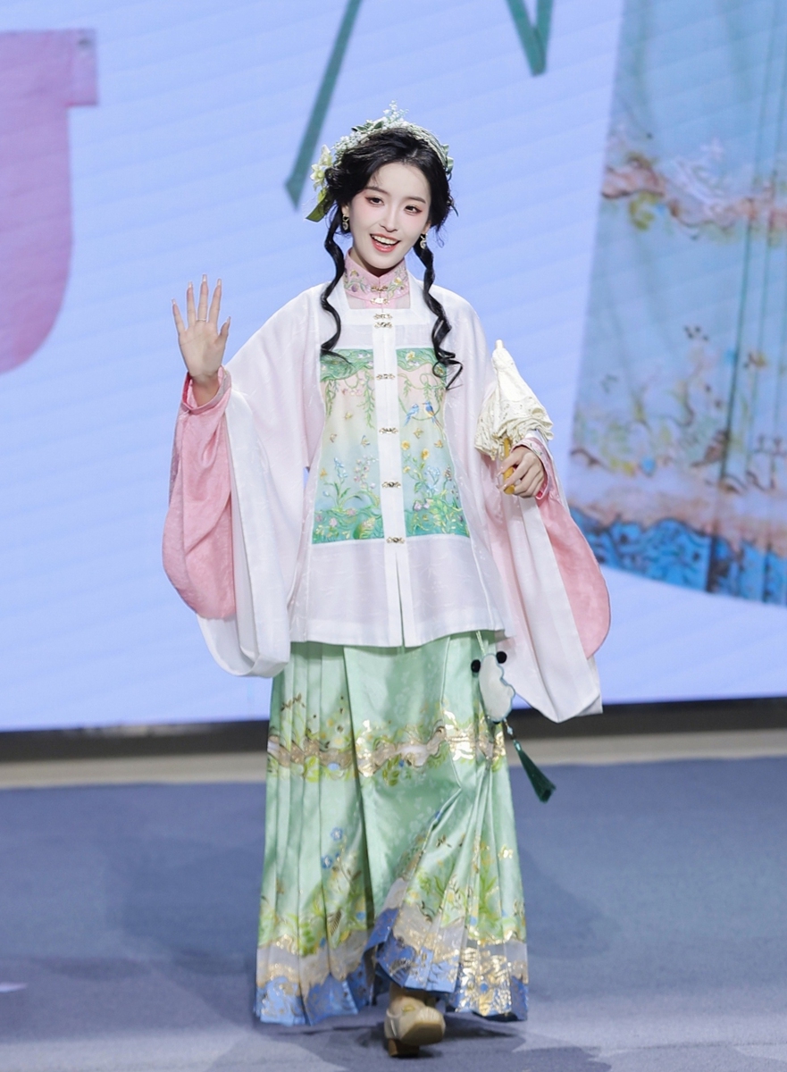 How does a chinese model best showcase hanfu female fashion? See these amazing photos now!