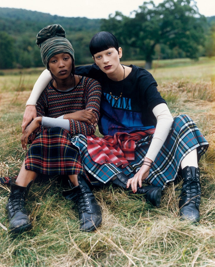 What defined 1994 fashion? Explore the grunge and chic looks!
