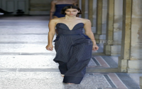 What is monot fashion exactly? Learn about this simple and elegant style now.