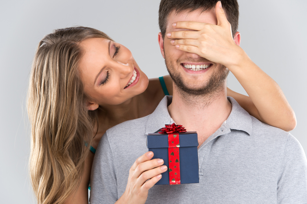 How to choose a gift for your boyfriend on his birthday? Follow these simple tips to make him really happy.
