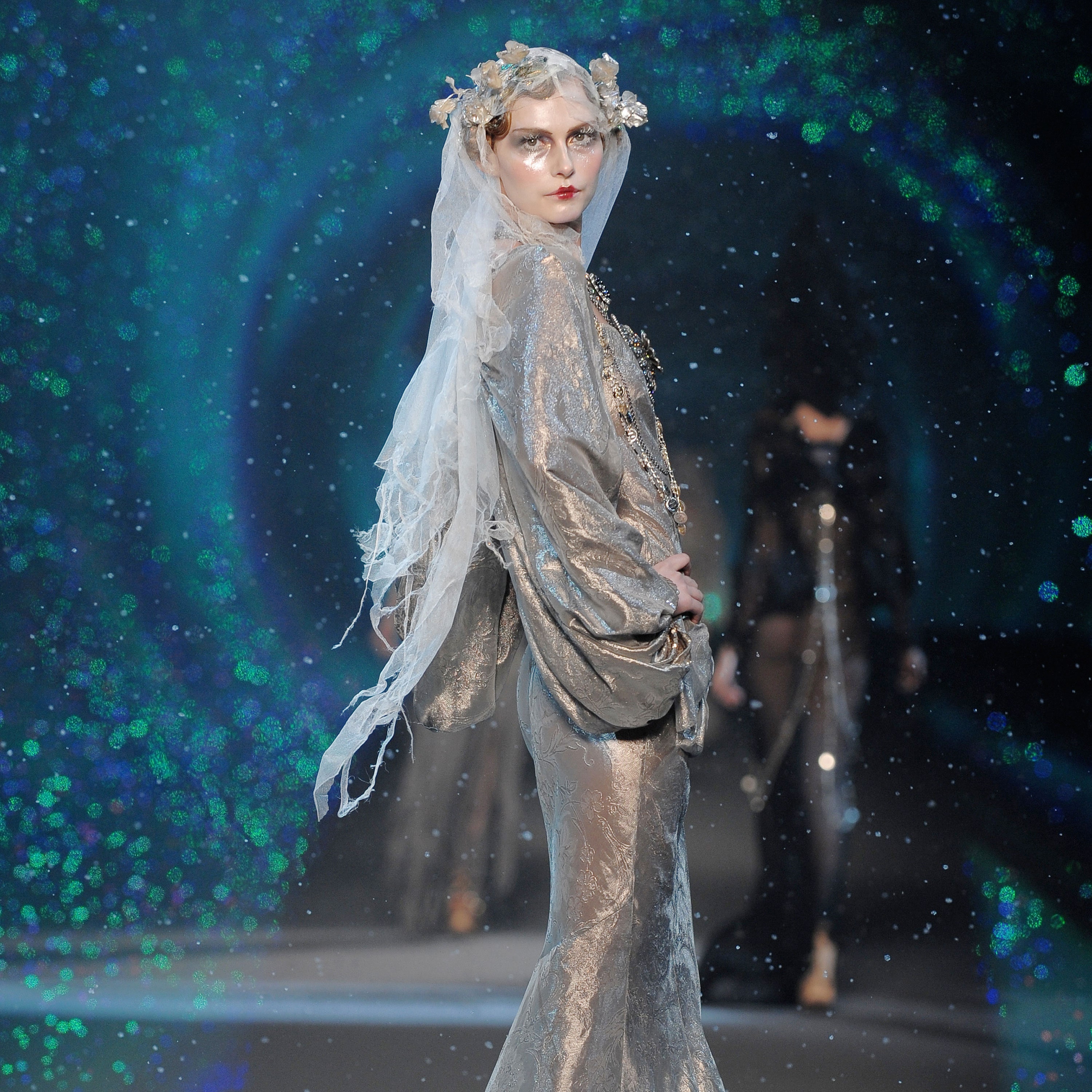 Why was John Galliano Fall 2009 a hit? Discover 4 facts that made it unforgettable!