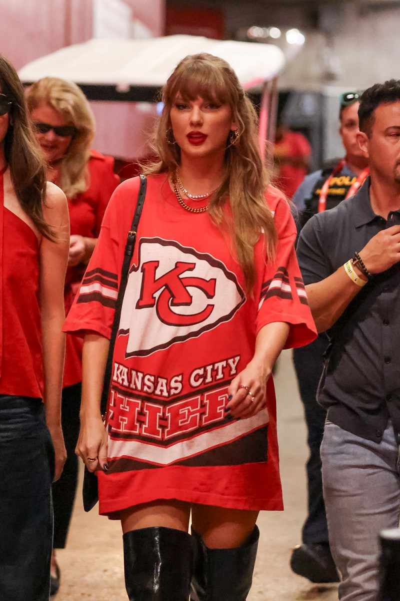 See the Taylor Swift Chiefs game outfit today? We break down her awesome fan style now!