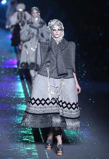 Why was John Galliano Fall 2009 a hit? Discover 4 facts that made it unforgettable!