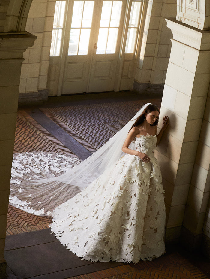 How to get official images of Oscar de la Renta bridal gowns? Check these sources for authorized wedding dress pictures.