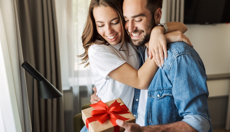 How to choose a gift for your boyfriend on his birthday? Follow these simple tips to make him really happy.