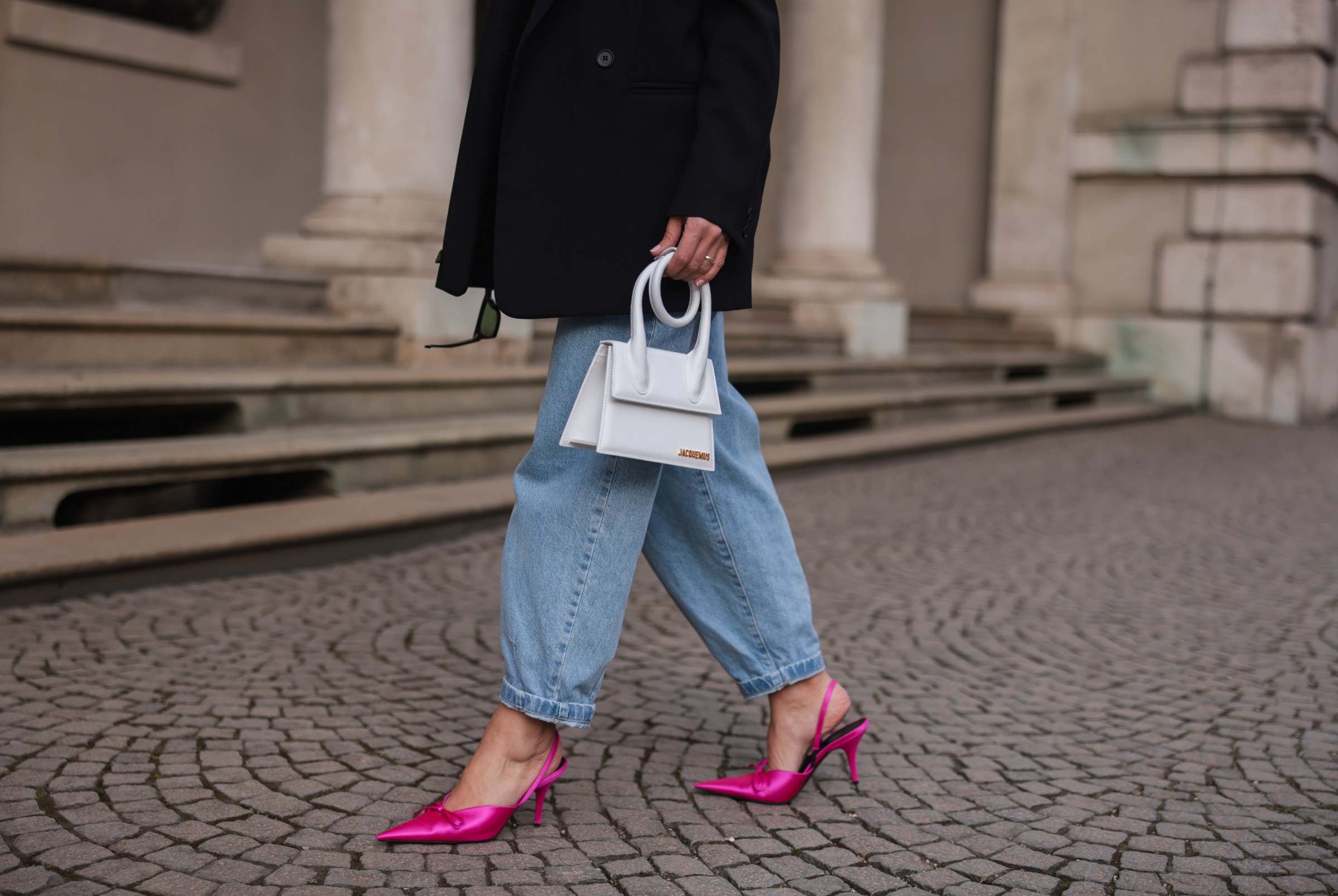 Why are 1990s jeans popular again? We explain why everyone loves this throwback denim trend now.