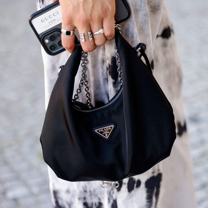 Why is the Prada Tessuto Purse So Popular? (Understanding the enduring appeal of this classic nylon bag)