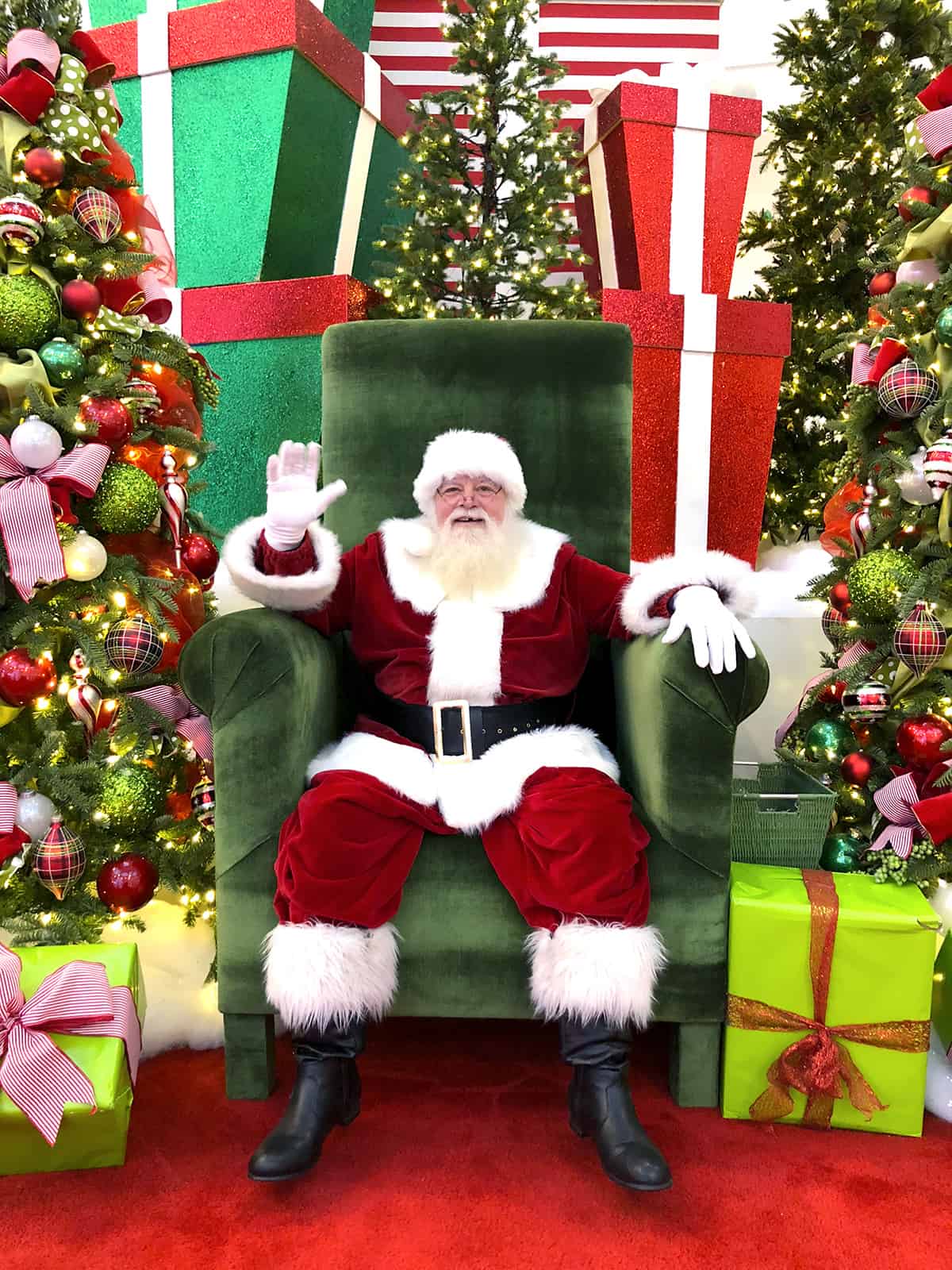 Where can I find the best santa claus portrait? Explore top spots for your amazing holiday picture.