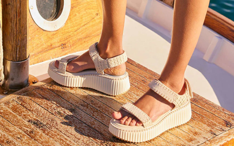 Why are chunky sandals women so popular right now? Discover all the cool reasons behind this big trend!