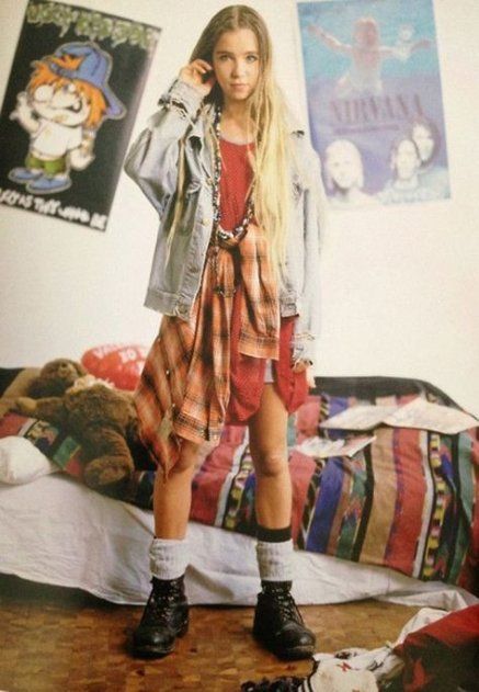 What defined 1994 fashion? Explore the grunge and chic looks!