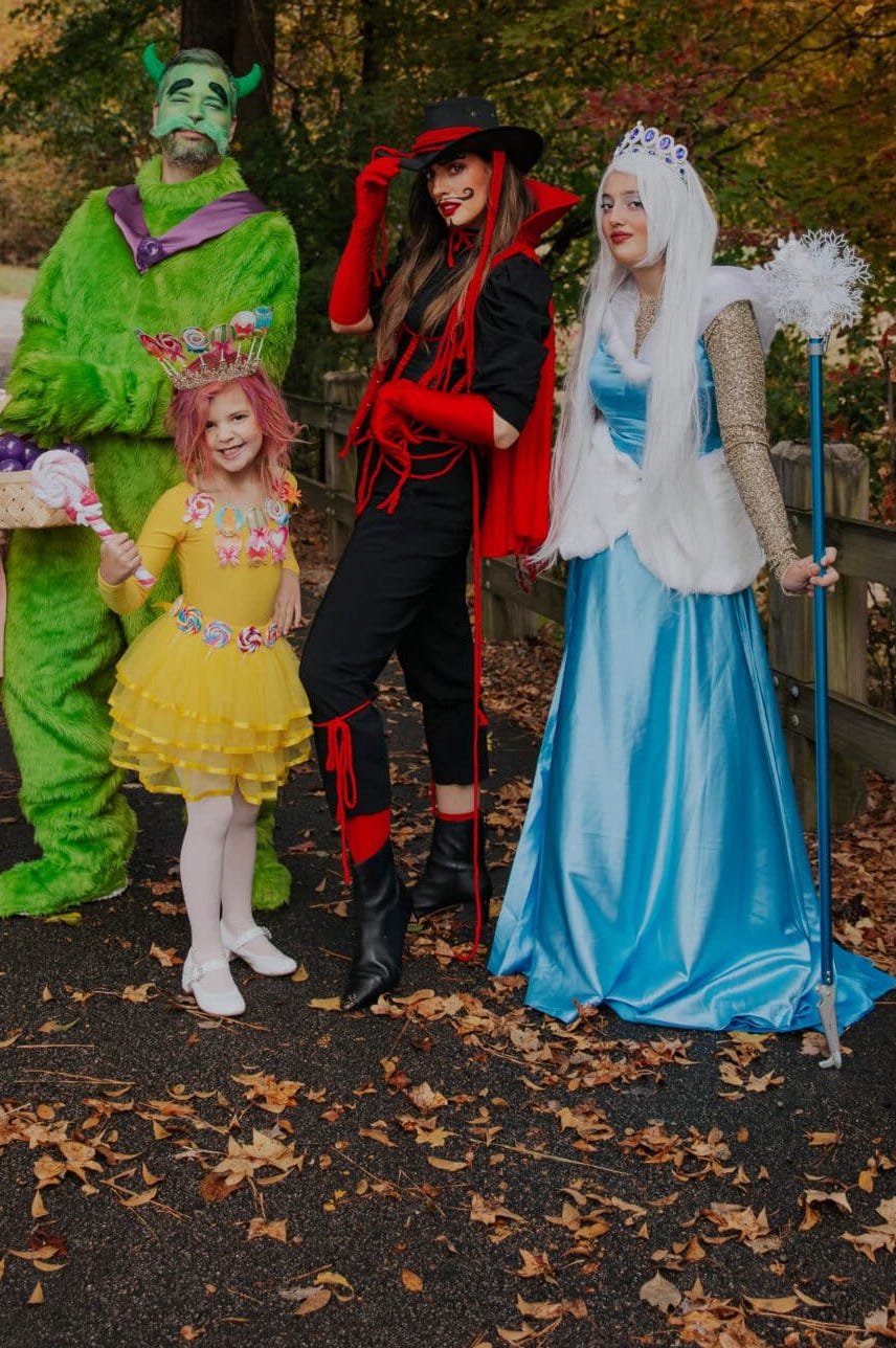 Need easy 4 people costume ideas? These 5 simple looks are perfect for your awesome group!