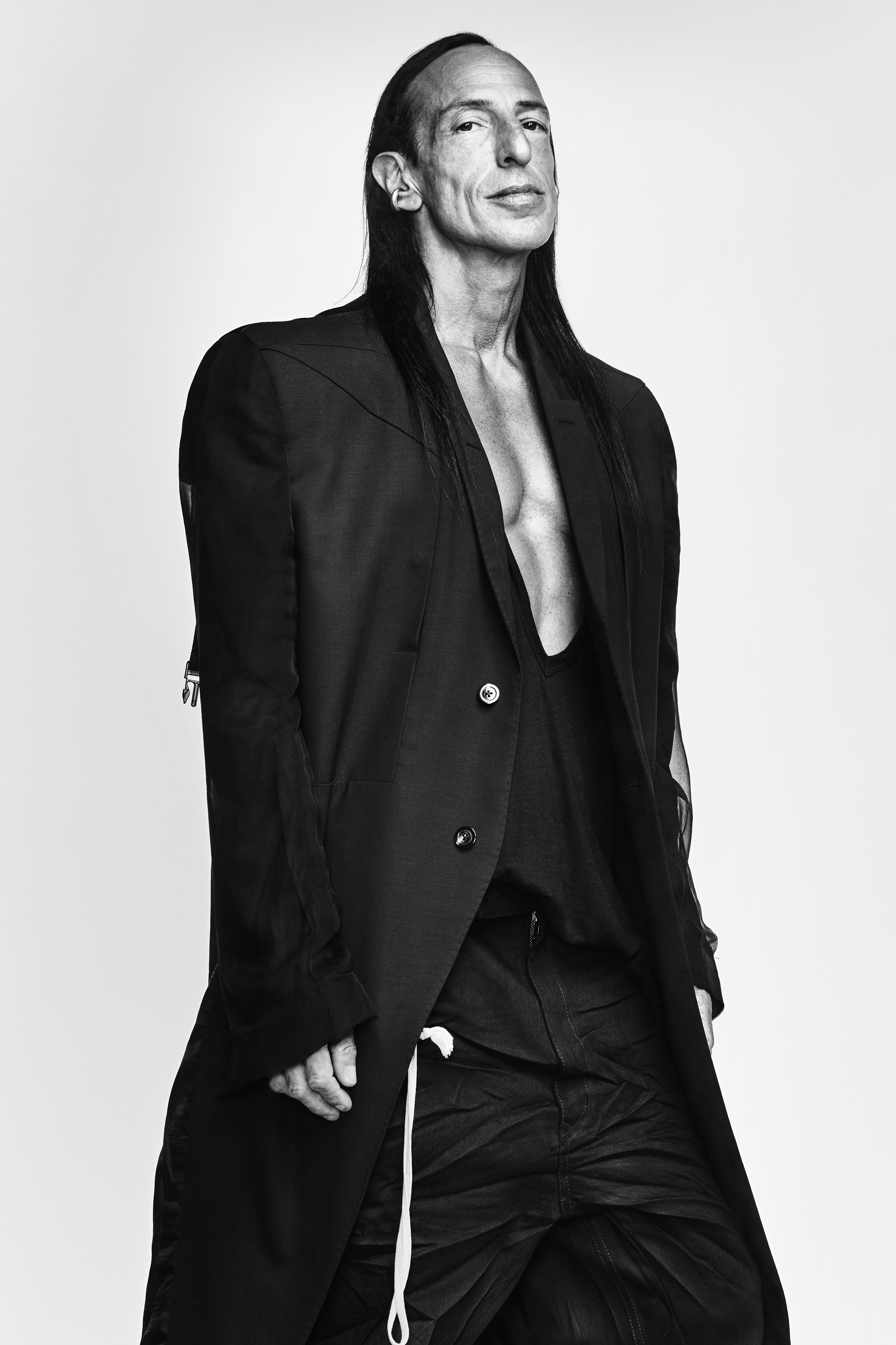 Why is Rick Owens art so famous? Learn about its impact on fashion and modern design.