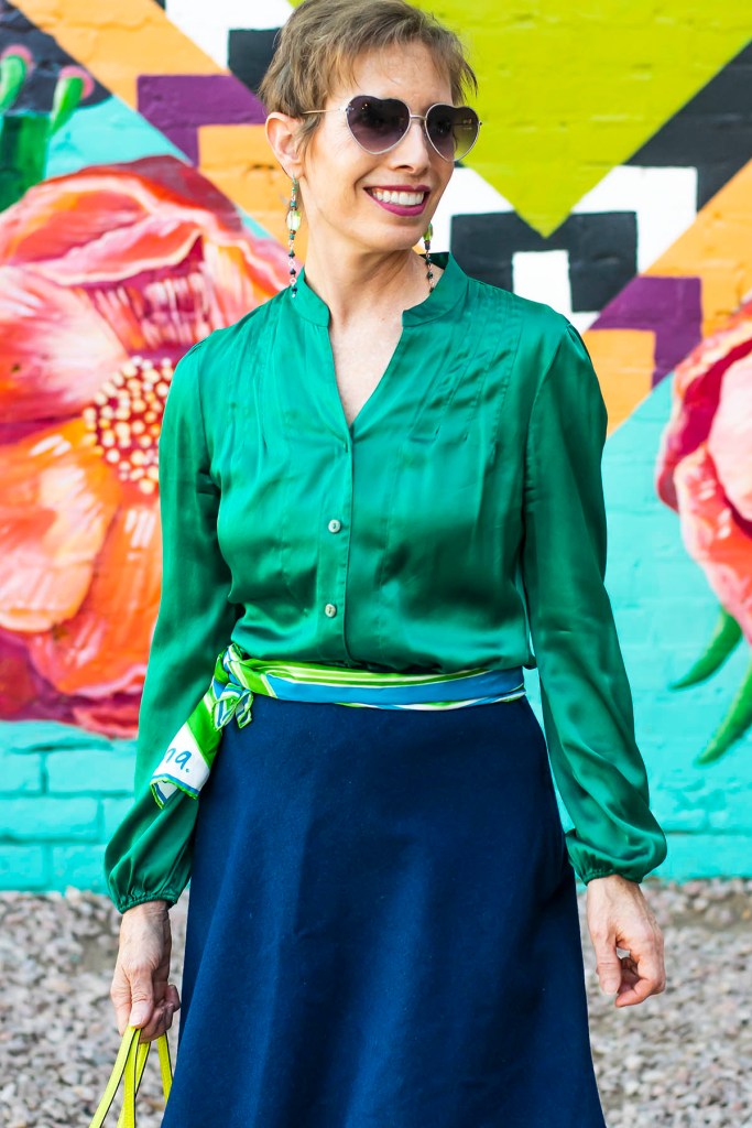 How to wear an emerald green silk blouse? These fashion tips will help you look amazing.