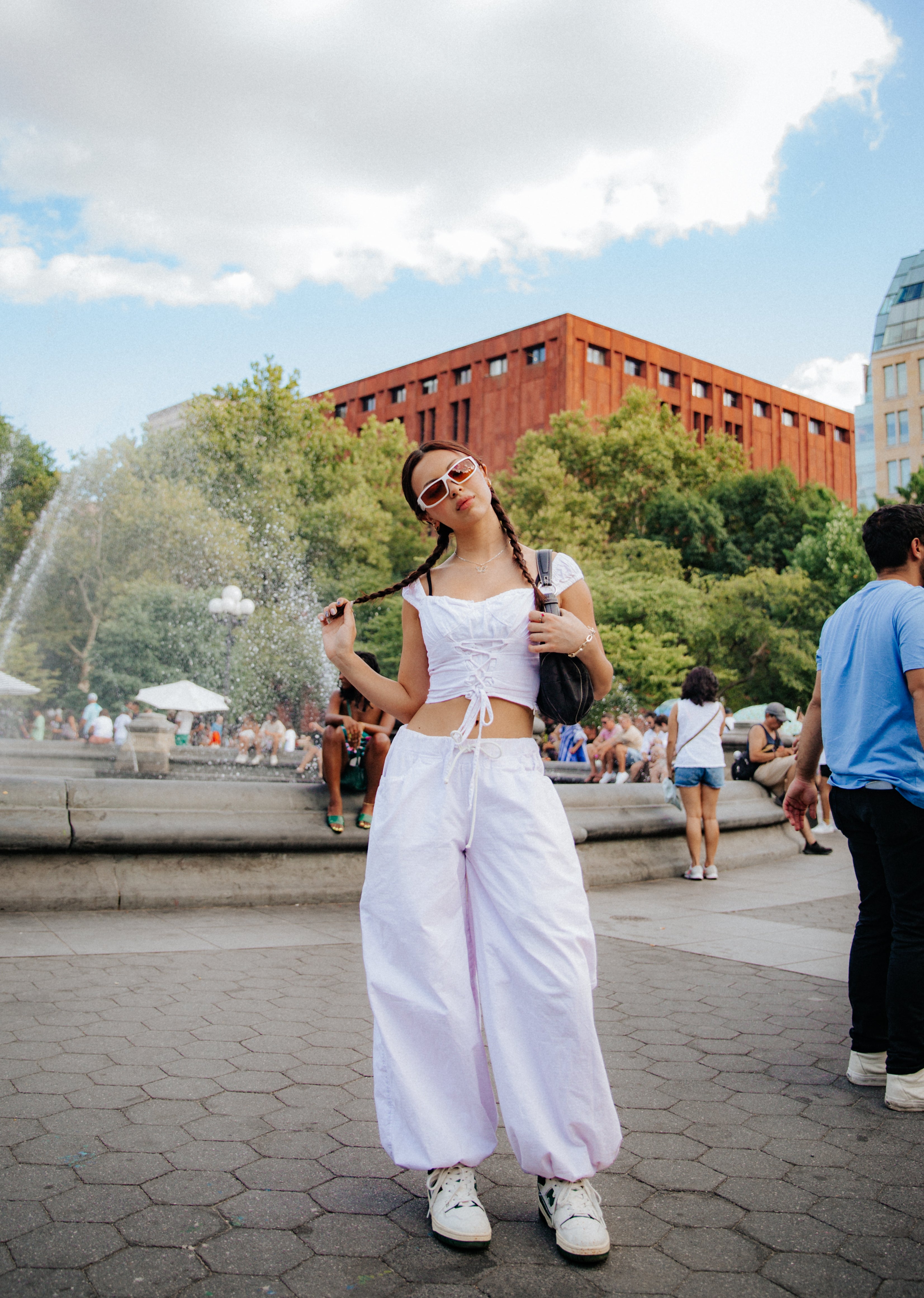 What makes new york summer street style so cool? Discover the secrets behind the citys fashion.